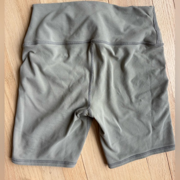 Seamless High Waist Ali Yoga Biker Short- Sterling - Picture 3 of 7